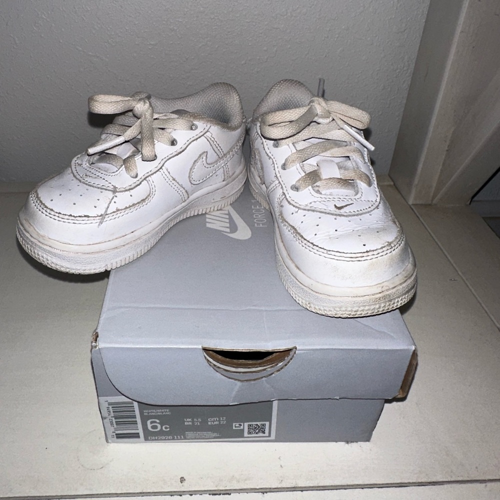 Toddler shoes, Size 6c, White.